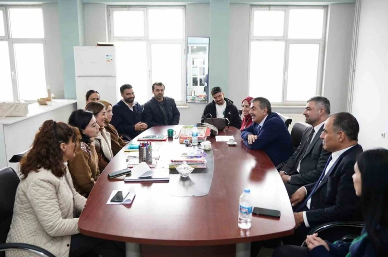 Mardin’e giden Bakan Tekin, Diyarbakır’da yol güzergahında bir okula uğradı 