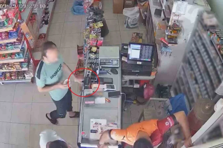 Market çalışanını oyaladı, kaşla göz arasında 800 liralık çakmağı çaldı: O anlar kamerada