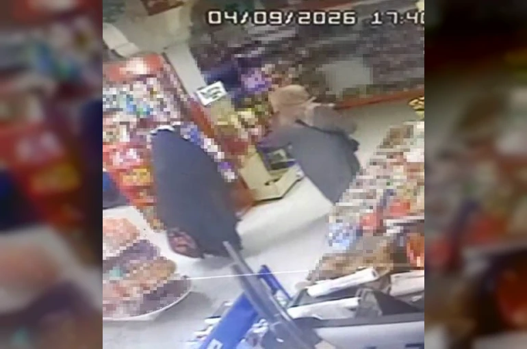 Marketten hırsızlık güvenlik kamerasına yansıdı 