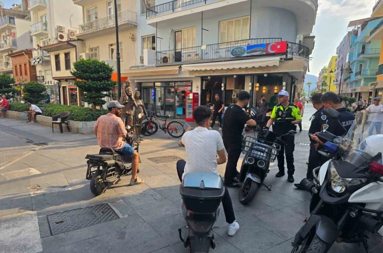 Marmaris Çarşısı’nda motosikletlere ortak denedim