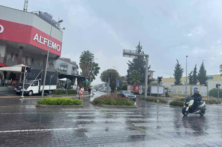 Marmaris’te beklenen sağanak başladı 