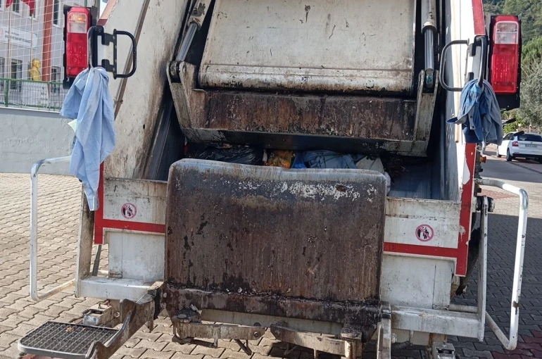 Marmaris’te Belediyesi çöp kamyonunun çarptığı kadın ağır yaralandı 