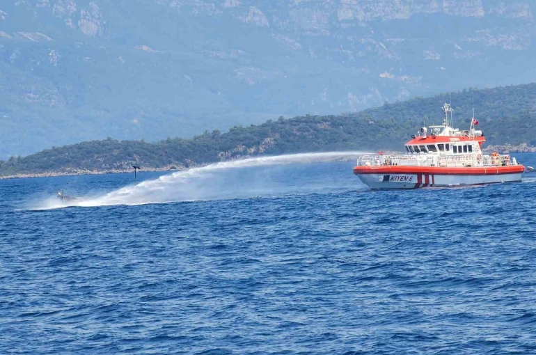 Marmaris’te demirli yelkenli tekne alevlere teslim oldu