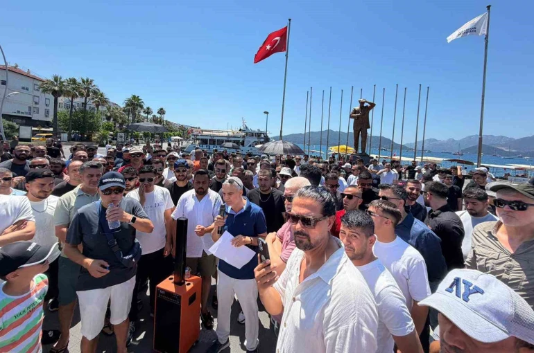 Marmaris’te esnaf, Kapalı Çarşı’nın üzerinin açılmasını protesto etti 