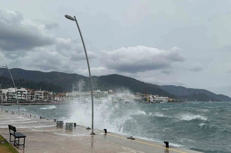 Marmaris’te fırtına etkisini göstermeye devam ediyor 