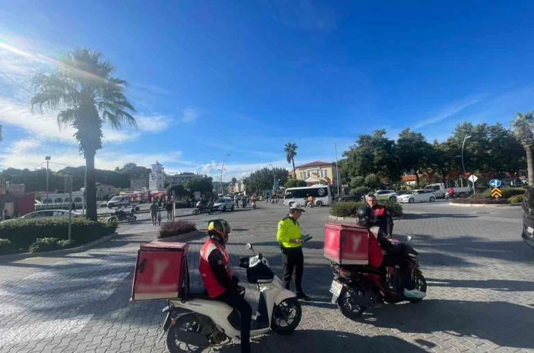 Marmaris’te motorlu kuryeler denetlendi