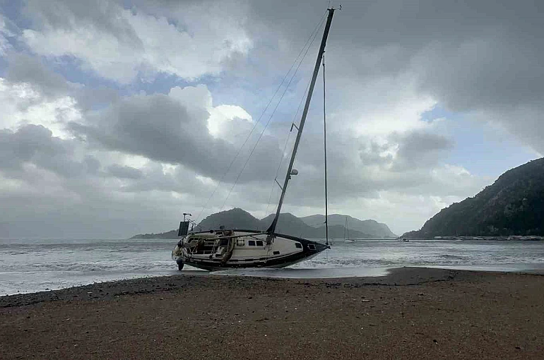 Marmaris’te şiddetli fırtına ve sağanak yağış etkili oluyor 
