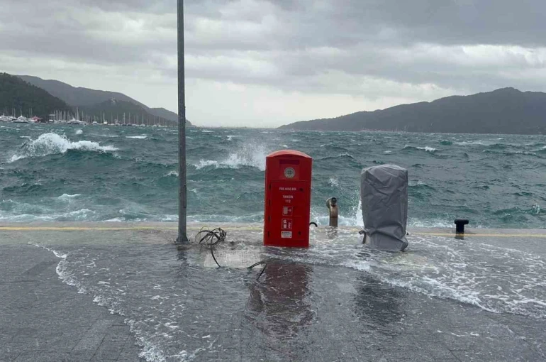 Marmaris’te şiddetli rüzgar denizi taşırdı