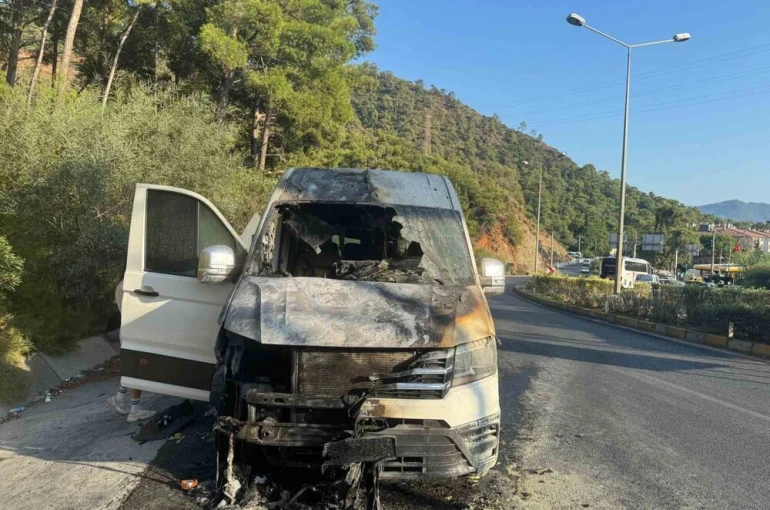 Marmaris’te turistleri taşıyan minibüs alev aldı 