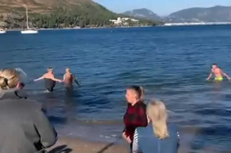 Marmaris’te yaşayan yerleşik yabancılar 2026’yı denize girerek karşıladı 