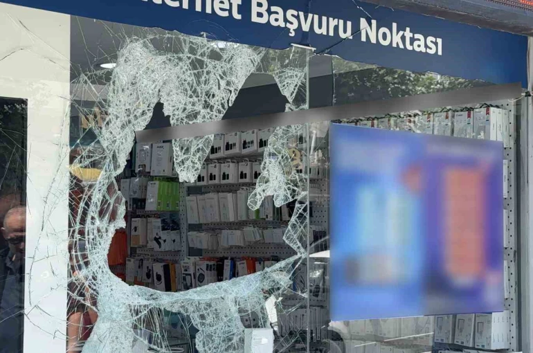 Maskeli hırsızlar camını odunla kırdıkları mağazadan 400 bin liralık telefon çaldı