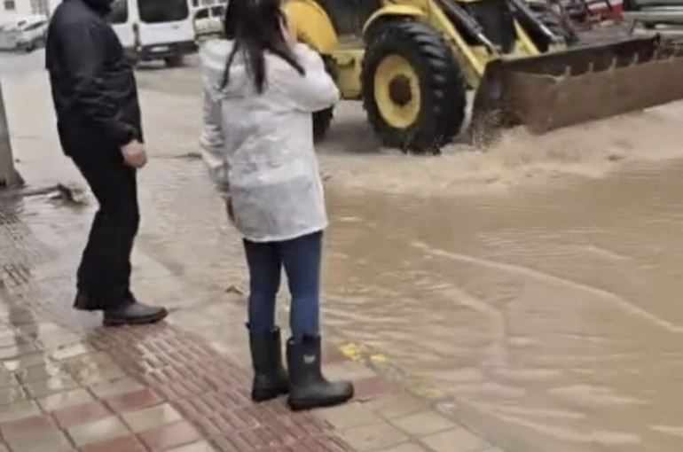 Mazıdağı’nda sağanak nedeni ile yollar göle döndü 