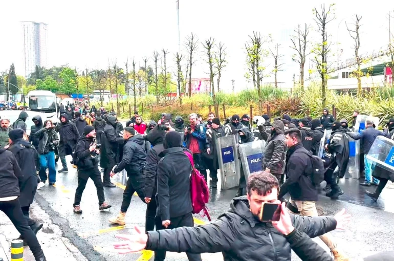 Mecidiyeköy’de izinsiz yürüyüşe polisten müdahale 