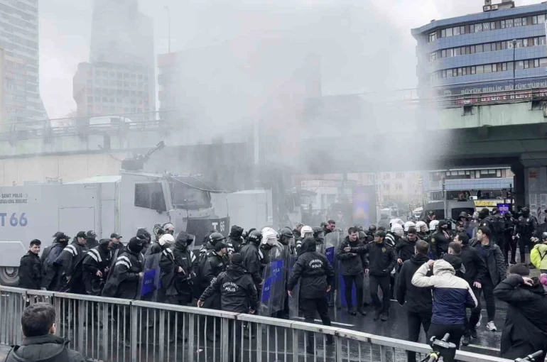 Mecidiyeköy’de tüm uyarılara rağmen dağılmayan gruba TOMA’yla müdahale 