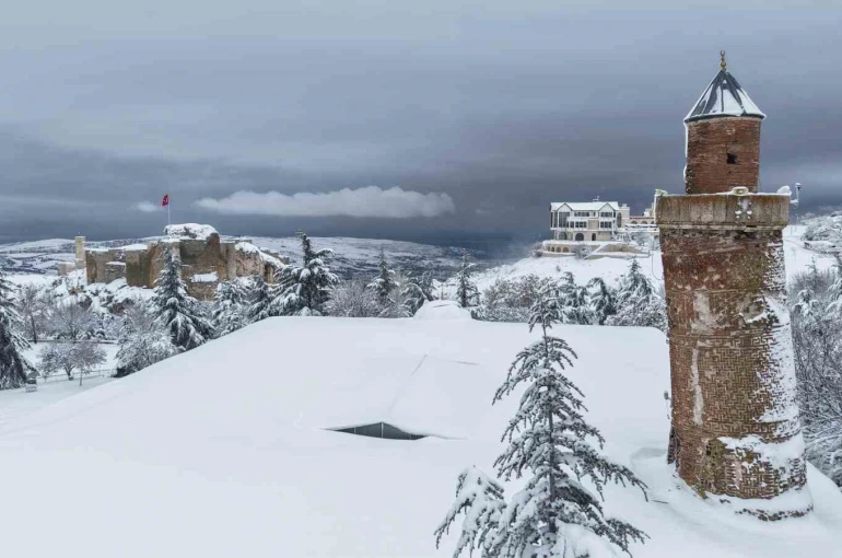 Medeniyetlerin beşiği Harput beyaza büründü, kartpostallık görüntüler oluştu 