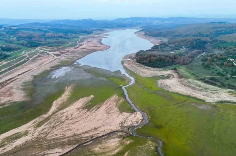 Mega kentte kuraklığın izleri havadan görüntülendi