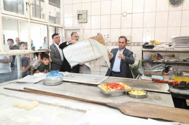 Mehmet Kuş, bir fırının zimem defterini satın aldı 