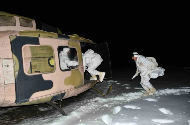 Mehmetçiğin karlı arazide gece eğitimi