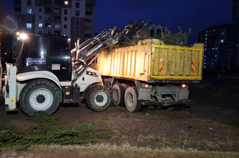 Melikgazi Belediyesi ekipleri rüzgar mesaisinde 