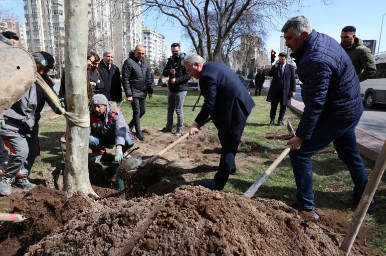 Melikgazi’de ilkbahar ağaç dikimiyle başladı 