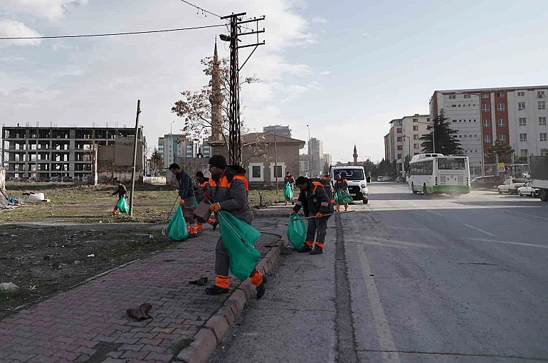 Melikgazi’de şiddetli rüzgarın etkileri temizlendi 