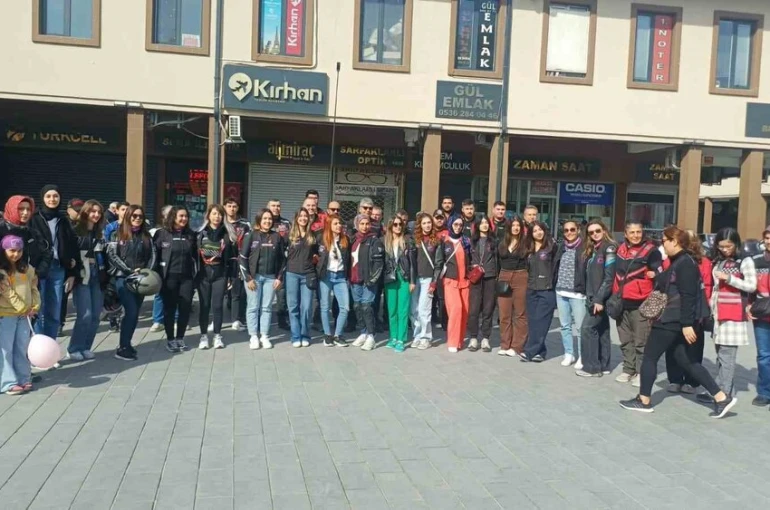 Meme kanserine dikkat çekmek için motosiklet turu attılar