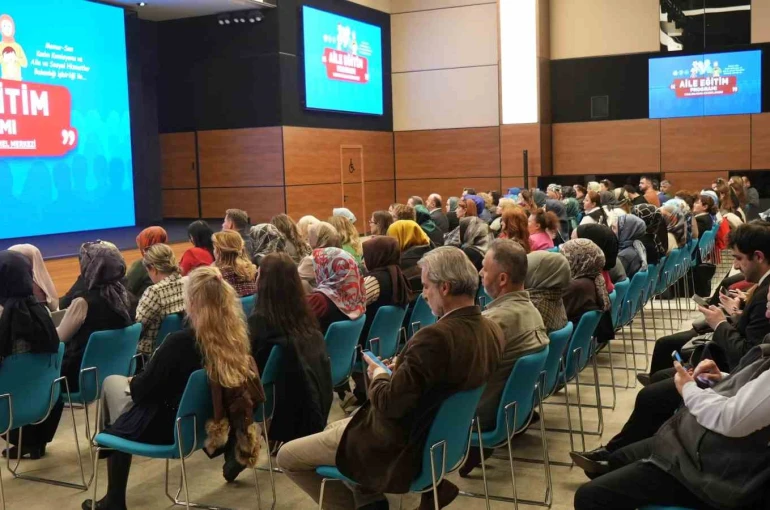 Memur-Sen Genel Başkanı Yalçın: "Kadınların, sendikacı kadınlar olması konusundaki kendilerinin gösterdiği hareketi ve bereketi bizzat hissediyorum" 