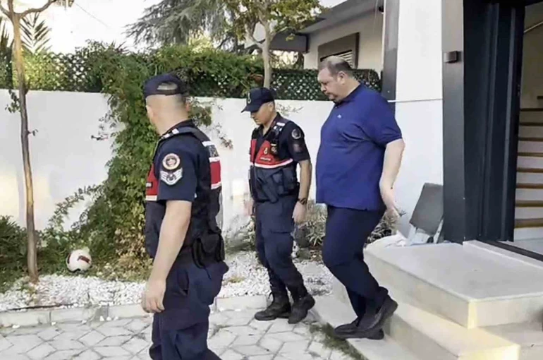 Menderes Belediyesi soruşturmasında 16 şüpheli adliyeye sevk edildi