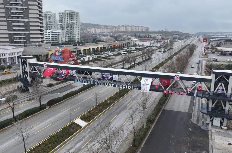 Menderes Bulvarındaki modern yaya üst geçidi açılıyor