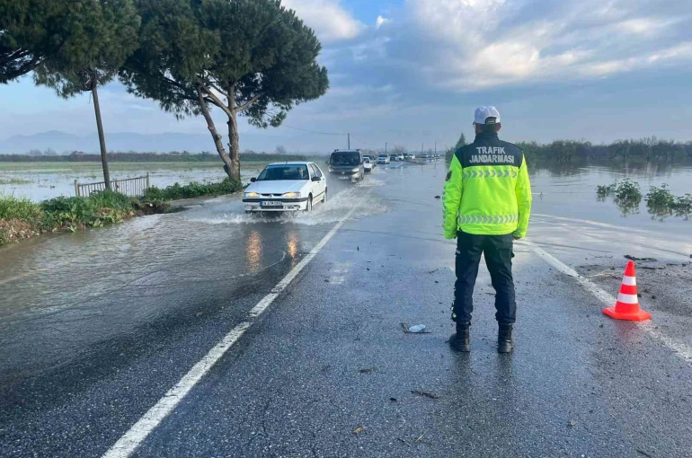 Menderes Nehri taştı, İncirliova-Koçarlı yolu sular altında kaldı