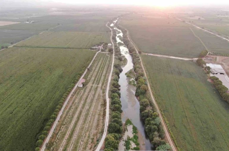 Menderes nehrinde kuraklığın etkileri sürüyor 