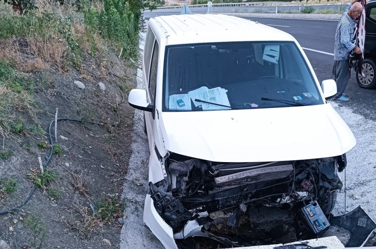 Menfeze çarpan araç sürücüsü yaralandı