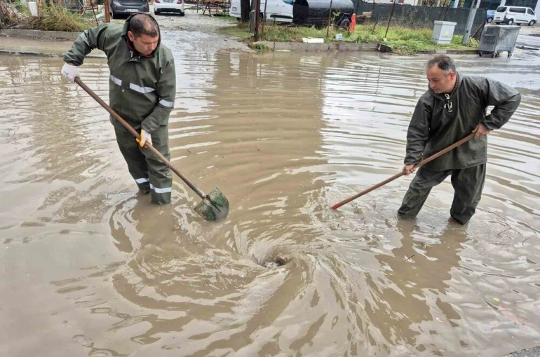 Menteşe Belediye ekipleri su baskınlarına müdahale ediyor 