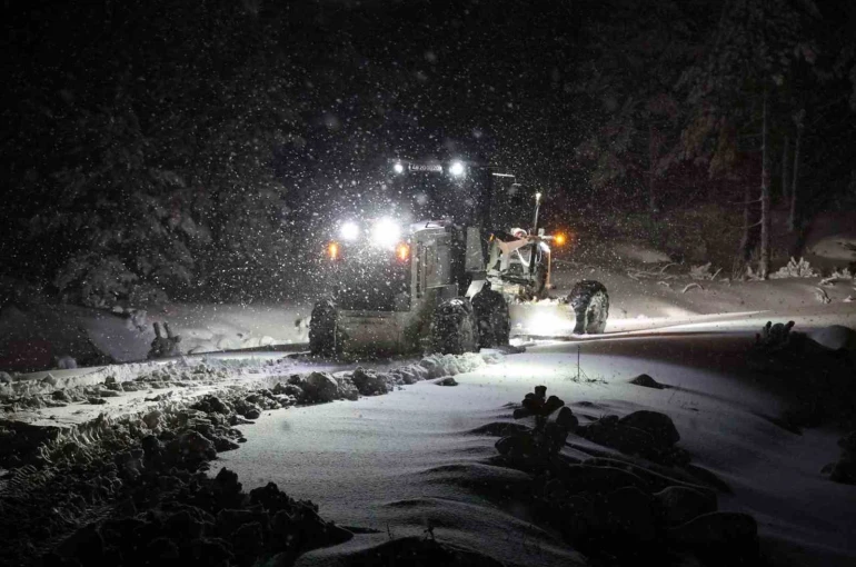 Menteşe Belediyesi ekipleri gece boyunca kar ile mücadele etti 