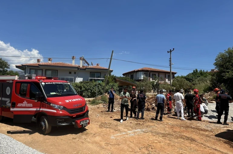 Menteşe’de altyapı çalışmasında işçi toprak altında kaldı 