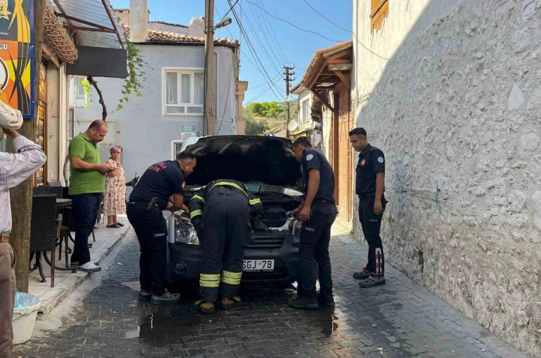 Menteşe’de araç yangını ekipleri alarma geçirdi