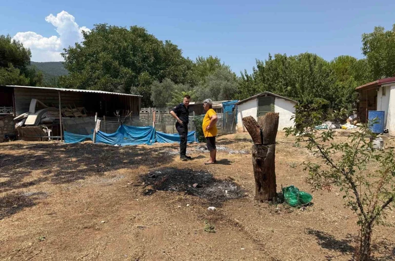 Menteşe’de evin bahçesinde ot yangını paniğe neden oldu