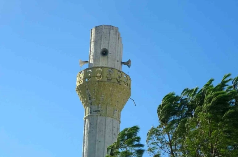 Menteşe’de fırtına minareyi yıktı, ağaçları söktü 