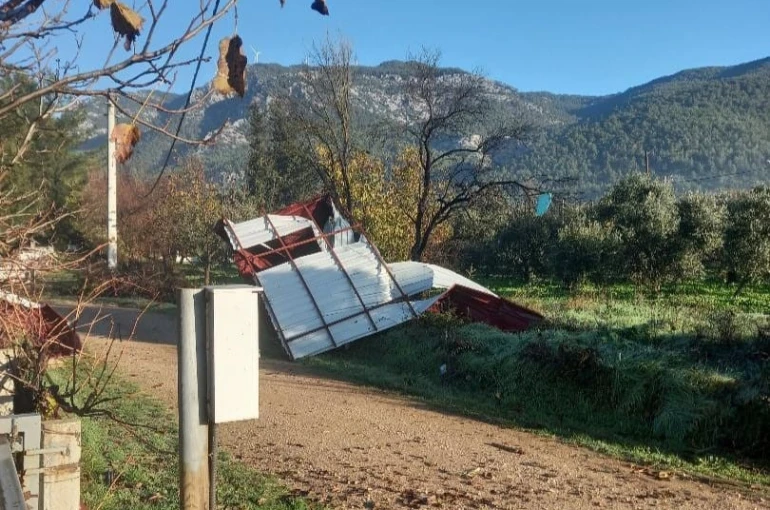 Menteşe’de fırtına yapılara zarar verdi 