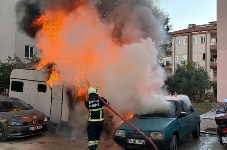 Menteşe’de karavan küle döndü 