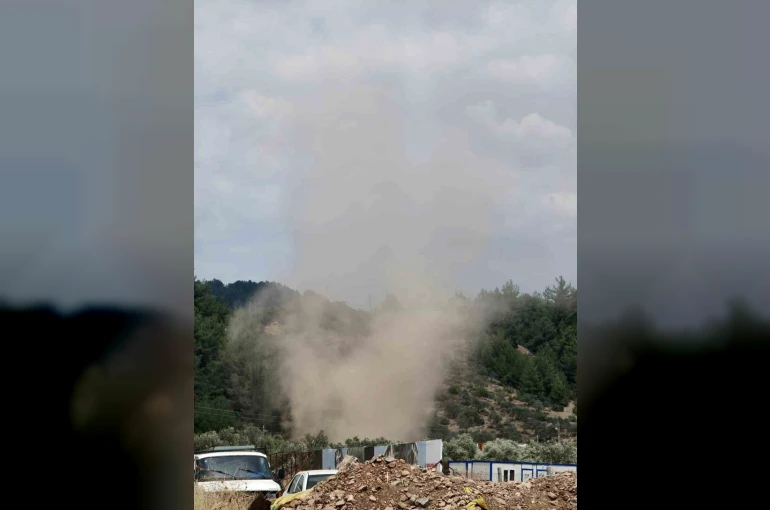 Menteşe’de küçük ölçekli hortumlar toz bulutlarına neden oldu 