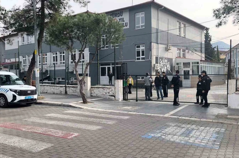 Menteşe’de okul önlerinde güvenlik duvarı 