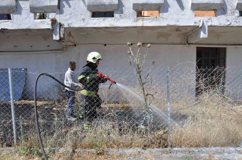 Menteşe’de otel arkasındaki otluk alanda yangın 