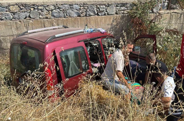 Menteşe’de ticari araç dere yatağına uçtu: 2 yaralı