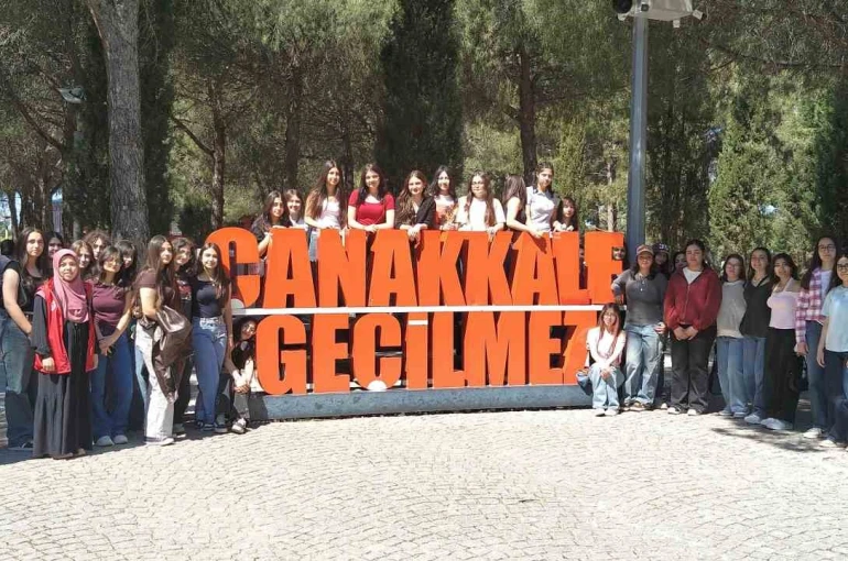 Menteşeli gençler "Bir Destandır Çanakkale" programına katıldı 