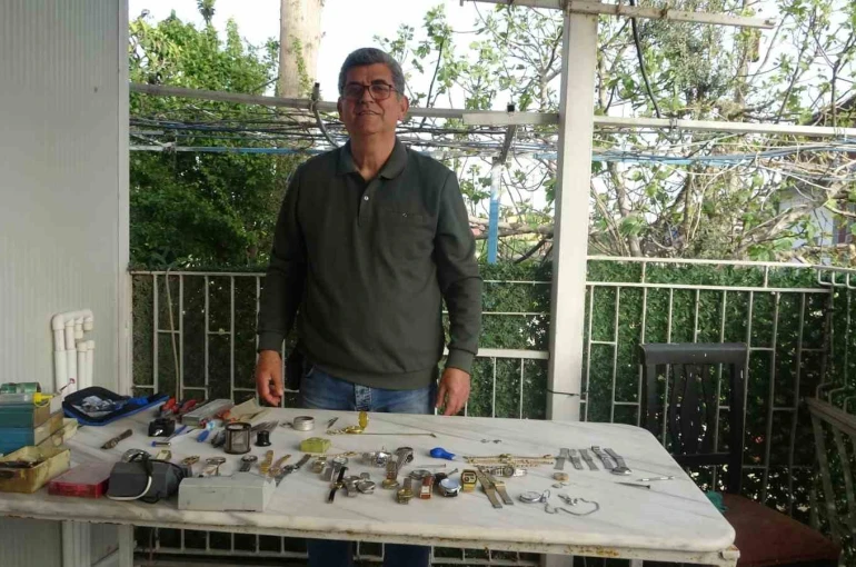 Merakla başlayıp 35 sene yaptığı mesleği teknolojiye yenik düşen saatçi, 12 yıldır evinde mesleğini yaşatıyor 