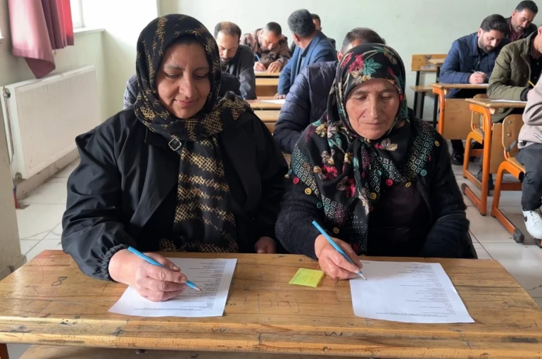 Meralardan sınıflara: Yüksekovalı çiftçiler bu kez sıralarda ter döktü 