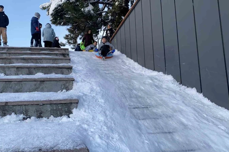 Merdiven değil kayak pisti: Bolulu miniklerin kayak eğlencesi 