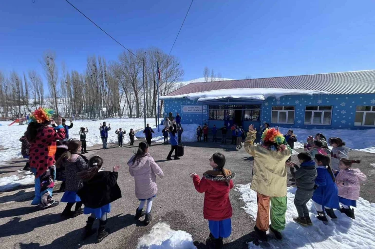’Merkez Her Yerde’ projesi kapsamında köy okulunda etkinlik düzenlendi 