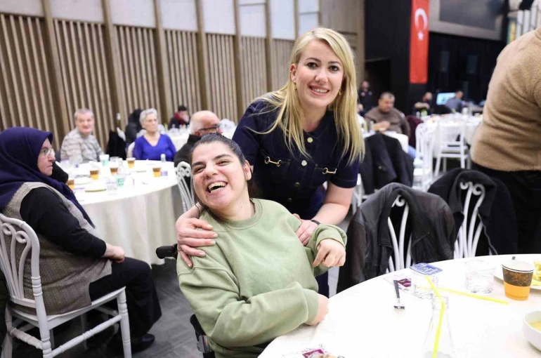 Merkezefendi’de Engelsiz Yaşam Akademisi aileleri iftarda buluştu 